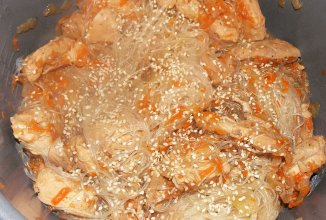 Курица с фунчозой в мультиварке