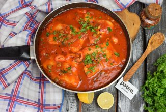 Тилапия в томатном соусе с консервированным нутом