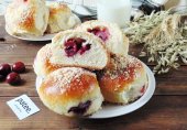 Булочки с вишней и штрейзелем