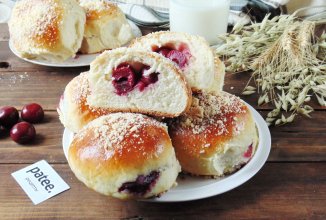 Булочки с вишней и штрейзелем