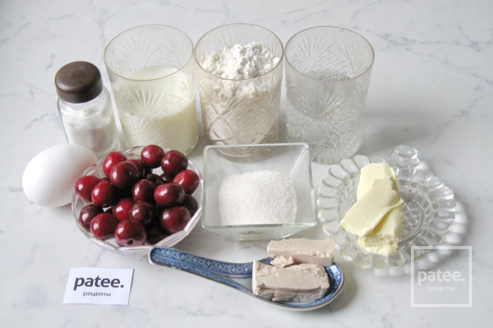 Булочки с вишней и штрейзелем - Шаг 1