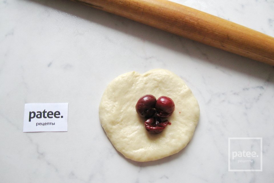 Булочки с вишней и штрейзелем - Шаг 13