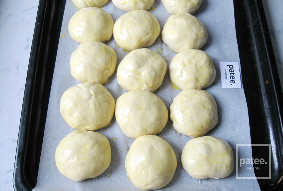 Булочки с вишней и штрейзелем - Шаг 16