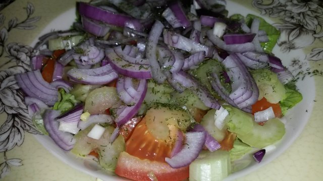 Салат с сельдереем и помидорами