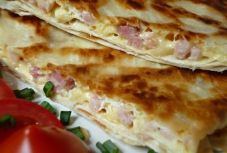 Ёка — гениальный сырный омлет в лаваше.