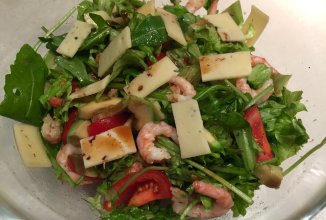 Салат из авокадо, креветок и рукколы