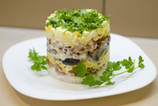 Салат "Венеция" с черносливом