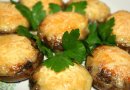 Шампиньоны с курицей и сыром.