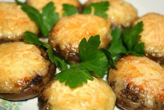 Шампиньоны с курицей и сыром.