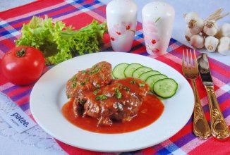 Говяжья голень в томатном соусе