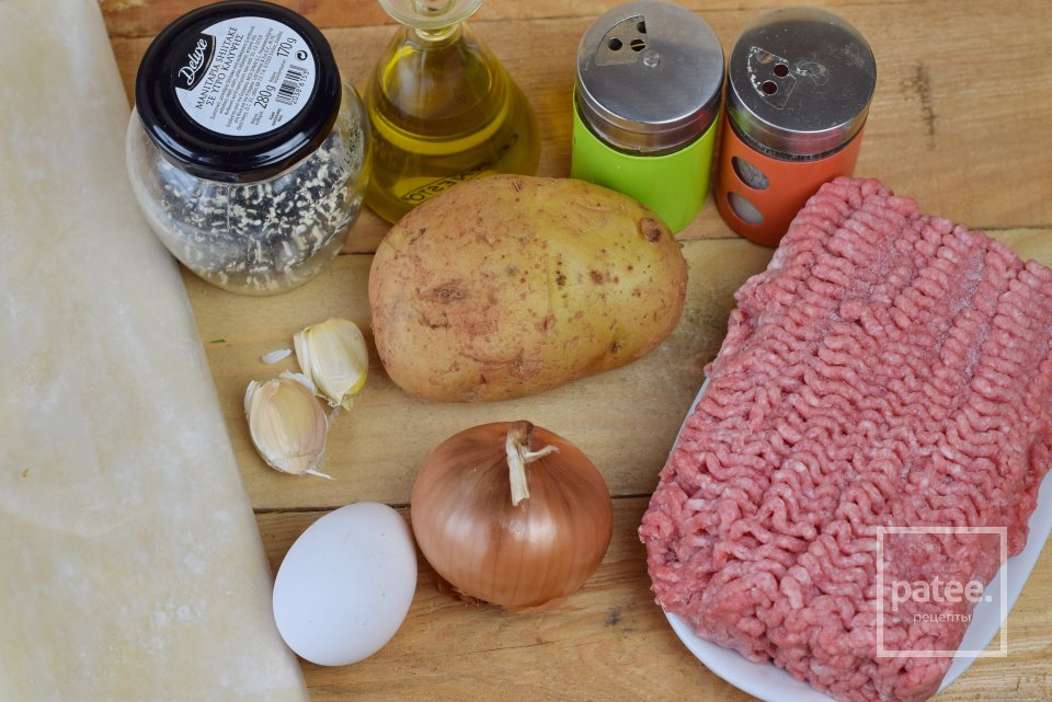 Картофельно-мясной пирог на слоеном тесте - Шаг 1