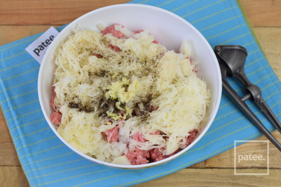 Картофельно-мясной пирог на слоеном тесте - Шаг 7