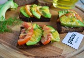 Теплые бутерброды с авокадо и острой заправкой