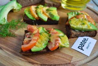 Теплые бутерброды с авокадо и острой заправкой