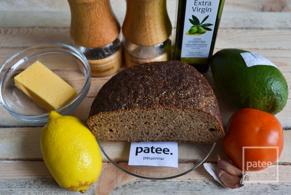 Теплые бутерброды с авокадо и острой заправкой - Шаг 1