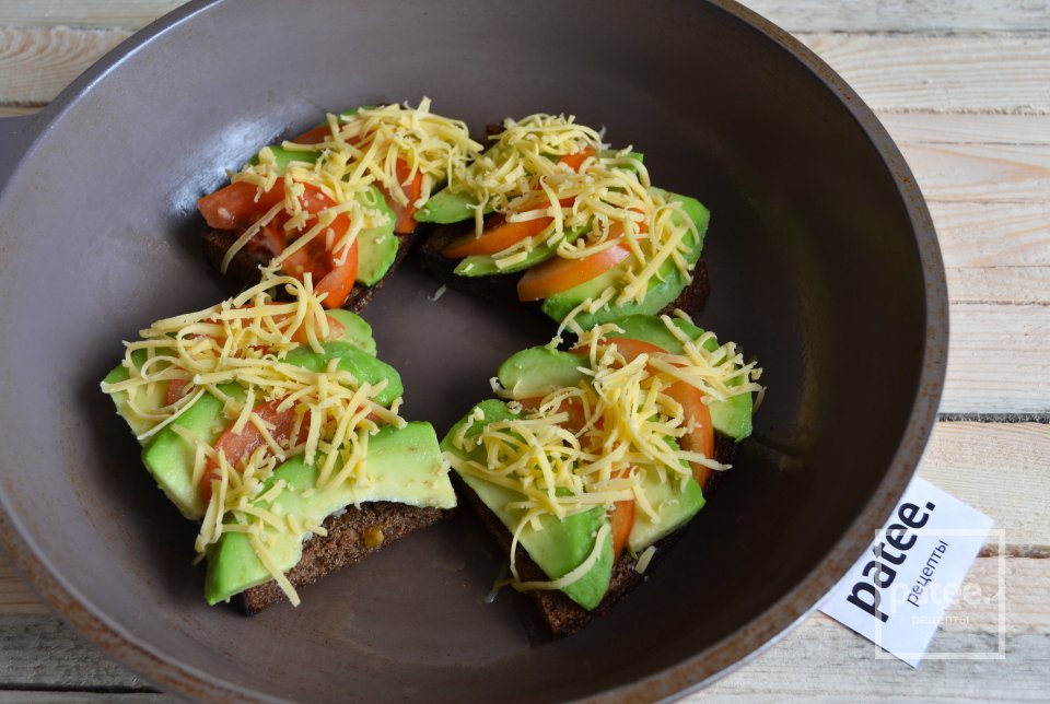 Теплые бутерброды с авокадо и острой заправкой - Шаг 12