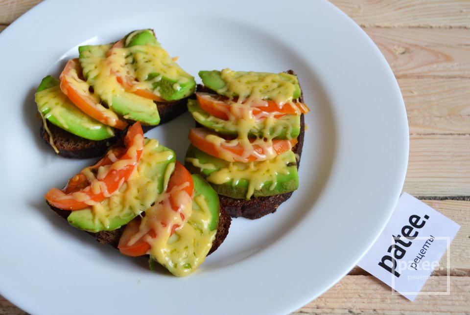 Теплые бутерброды с авокадо и острой заправкой - Шаг 13