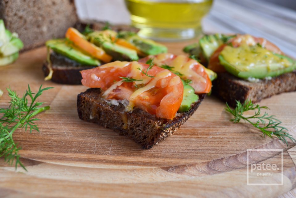 Теплые бутерброды с авокадо и острой заправкой - Шаг 14