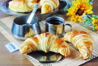 Слоеные рогалики с отварной курицей