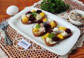 Закуска с сельдью, яйцом и свеклой
