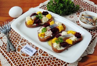 Закуска с сельдью, яйцом и свеклой