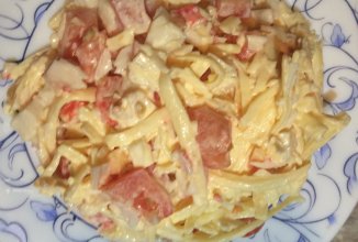 Салат с помидорами, крабовыми палочками и сыром.