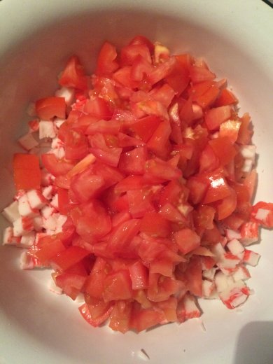 Салат с помидорами, крабовыми палочками и сыром. - Шаг 1