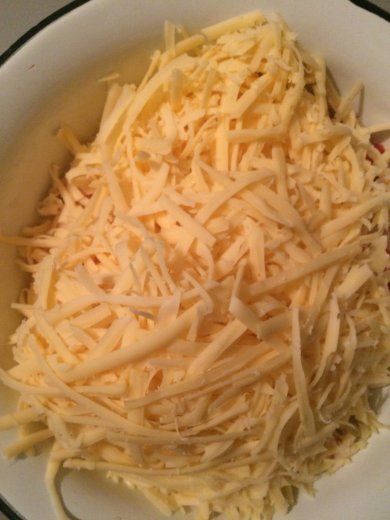 Салат с помидорами, крабовыми палочками и сыром. - Шаг 2