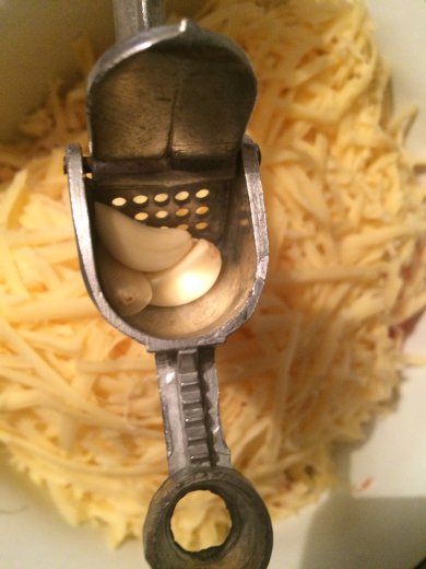 Салат с помидорами, крабовыми палочками и сыром. - Шаг 3