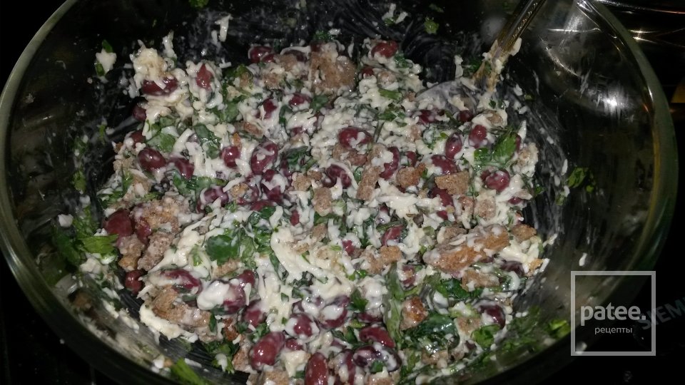 Фасолевый салат с сухариками - Шаг 6