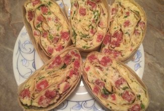 Рулет с копчённой колбасой и мааздамом.