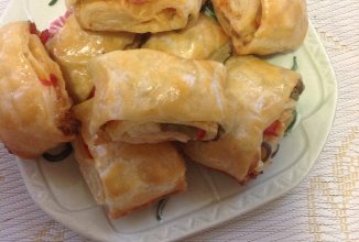 Овощные рулетики из слоеного теста.