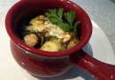 Кабачки тушенные с баклажанами в горшочках.