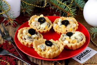 Тарталетки из песочного теста со шпротным салатом