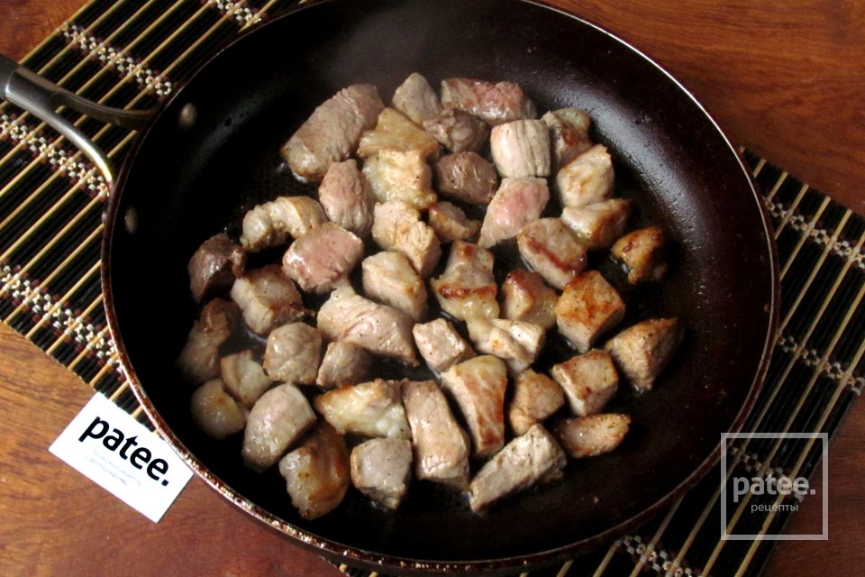 Жаркое из свинины с картофелем и грибами - Шаг 4