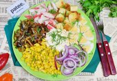 Салат с крабовыми палочками, морской капустой и сухариками