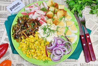 Салат с крабовыми палочками, морской капустой и сухариками