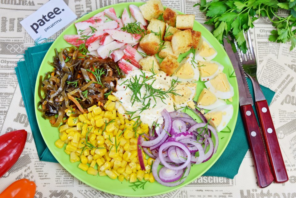 Салат с крабовыми палочками, морской капустой и сухариками