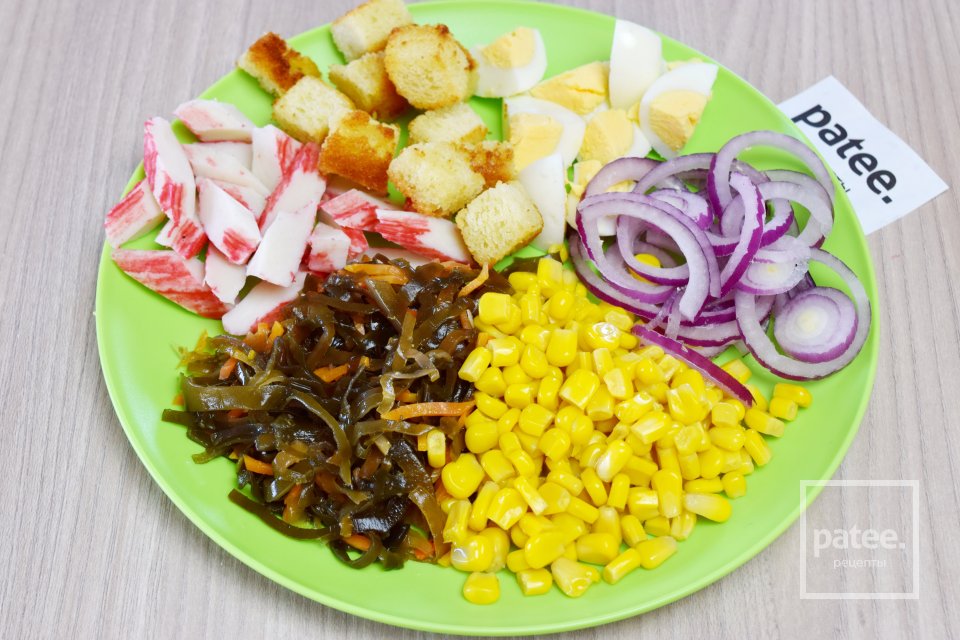 Салат с крабовыми палочками, морской капустой и сухариками - Шаг 11
