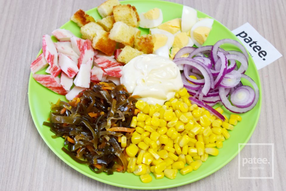 Салат с крабовыми палочками, морской капустой и сухариками - Шаг 12