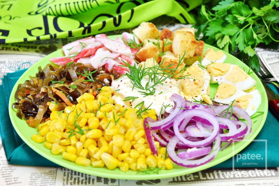 Салат с крабовыми палочками, морской капустой и сухариками - Шаг 13