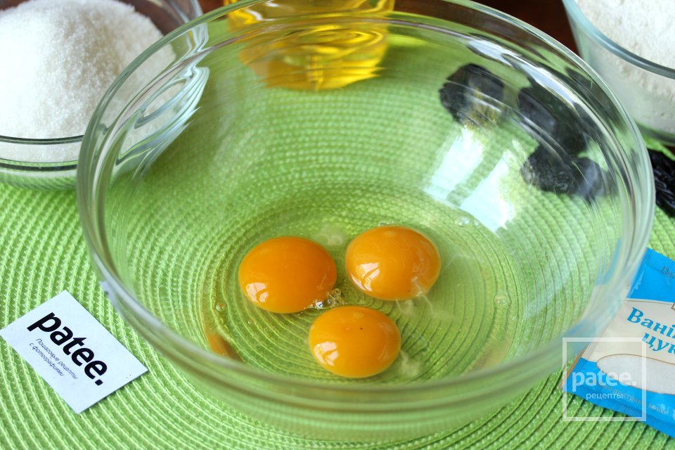 Кекс на сметане с черносливом - Шаг 2