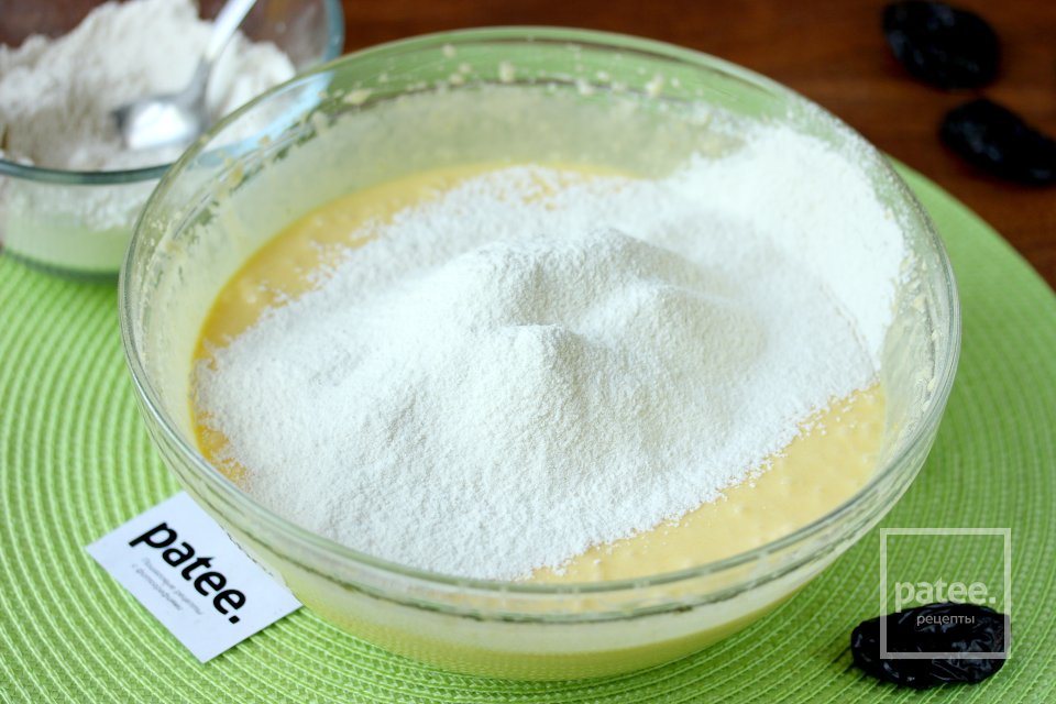 Кекс на сметане с черносливом - Шаг 7