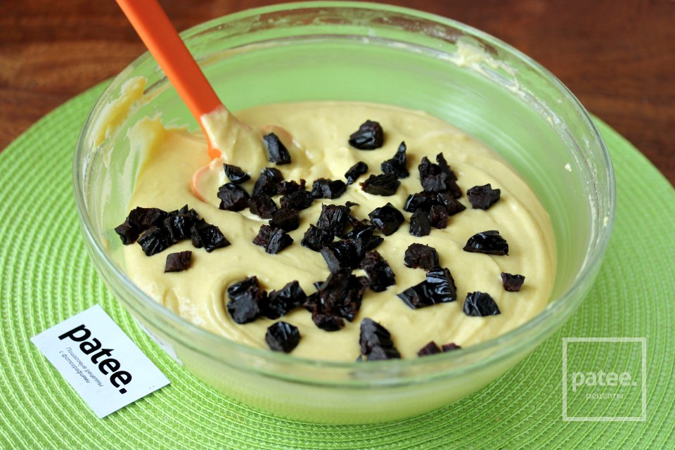 Кекс на сметане с черносливом - Шаг 8