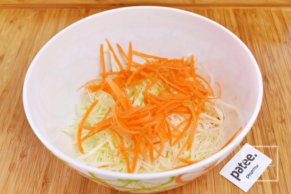 Салат с капустой и копченой колбасой - Шаг 3