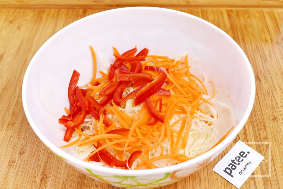 Салат с капустой и копченой колбасой - Шаг 4