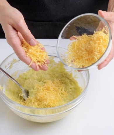 Кабачковые оладьи с сыром - Шаг 2