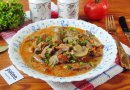 Свиная печень с грибами в соусе