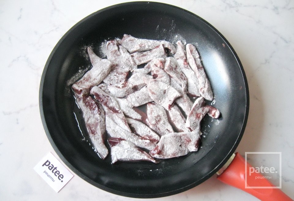 Свиная печень с грибами в соусе - Шаг 7