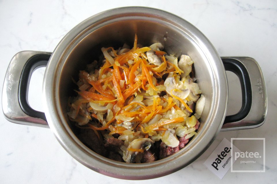 Свиная печень с грибами в соусе - Шаг 10